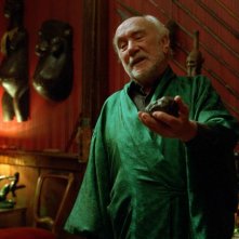 Espen Skjønberg in una scena del film Il treno del signor Horten