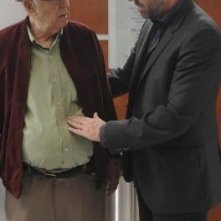 Hugh Laurie e Carl Reiner in una scena di Both Sides Now da Dr. House: Medical Division