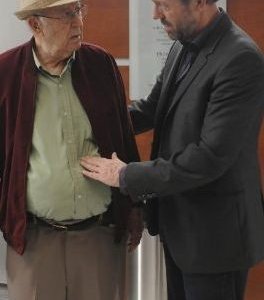 Hugh Laurie e Carl Reiner in una scena di Both Sides Now da Dr. House: Medical Division