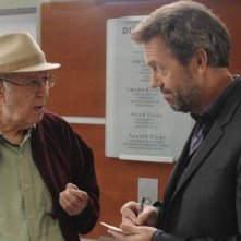 Hugh Laurie e Carl Reiner in una scena di Both Sides Now di Dr. House: Medical Division