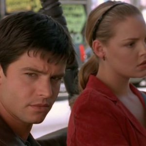 I fratelli Evans di Roswell (K. Heigl e J. Behr) nell'episodio 'Statale Sud 285'