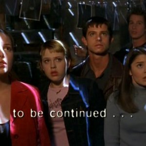 I tre fratelli alieni di Roswell con Liz e Maria nell'episodio 'Statale Sud 285'