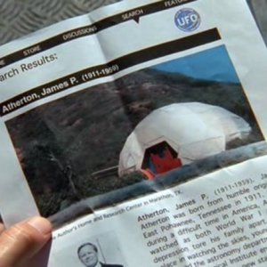 Informazioni sullo scienziato James Atherton nell'episodio 'Statale Sud 285' di Roswell