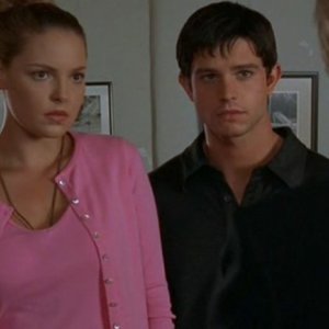 Isabel e Max Evans (K. Heigl e J. Behr) nell'episodio 'River Dog' di Roswell