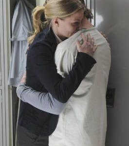 Jennifer Morrison e Jesse Spencer in una scena di Both Sides Now di Dr. House: Medical Division