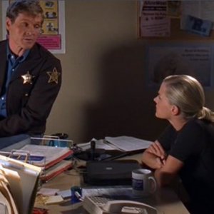 Jim Valenti (W. Sadler) parla con Mrs Topolsky (J.Benz) nell'episodio 'River Dog' di Roswell