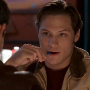 Kyle e Max rispondono a un questionario nell'episodio 'Statale Sud 285' di Roswell