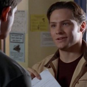 Kyle (Nick Wechsler) parla con Max nell'episodio 'Statale Sud 285' di Roswell