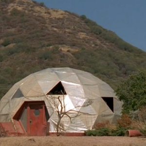 La cupola geodetica di James Atherton nell'episodio 'Statale Sud 285' di Roswell