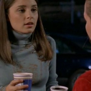 Liz (S. Appleby) parla con Isabel nell'episodio 'Statale Sud 285' di Roswell