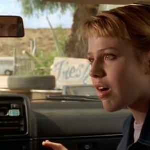 Maria (Majandra Delfino) in auto con Michael nell'episodio 'Statale Sud 285' di Roswell