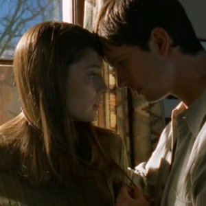 Max e Liz (J.Behr e S.Appleby) nell'episodio 'River Dog' di Roswell