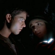 Max E Liz Nella Grotta Nell Episodio River Dog Di Roswell 116784