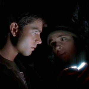 Max e Liz (J.Behr e S.Appleby) nella grotta nell'episodio 'River Dog' di Roswell