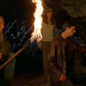Max, Liz e River Dog nella grotta nell'episodio 'River Dog' di Roswell (nella foto: Jason Behr, Shiri Appleby e Ned Romero)