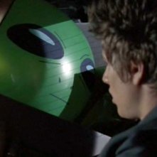 Michael (Brendan Fehr) e un pupazzo alieno nell'episodio 'Statale Sud 285' di Roswell
