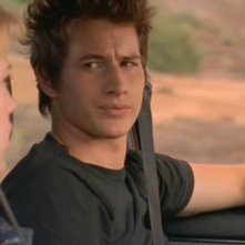 Michael (Brendan Fehr) in auto con Maria nell'episodio 'Statale Sud 285' di Roswell