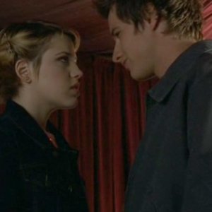 Michael e Maria (Majandra Delfino e Brendan Fehr) molto vicini nell'episodio 'Statale Sud 285' di Roswell