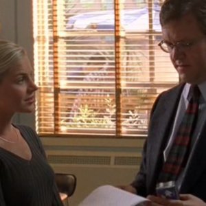 Mrs Topolsky (Julie Benz) parla con il Signor Somers (Daniel Hagen) nell'episodio 'Statale Sud 285' di Roswell