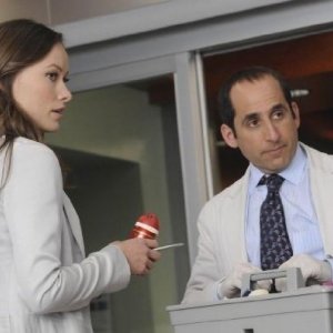 Olivia Wilde e Peter Jacobson in una scena di Both Sides Now di Dr. House: Medical Division