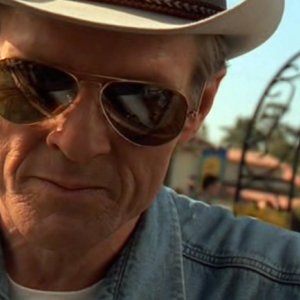 Primo piano dello sceriffo Valenti (William Sadler) nell'episodio 'River Dog' di Roswell