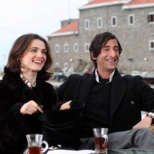 Rachel Weisz e Adrien Brody in una scena del film The Brothers Bloom