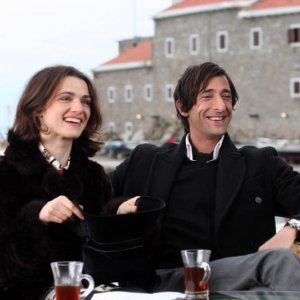 Rachel Weisz e Adrien Brody in una scena del film The Brothers Bloom