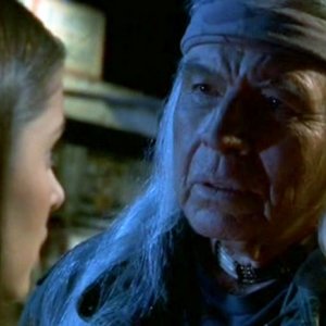 River Dog (Ned Romero) parla a Liz Parker (Shiri Appleby) nell'episodio 'River Dog' di Roswell