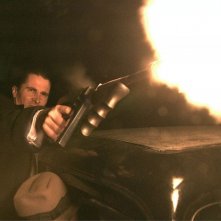 Christian Bale in una scena del film Nemico pubblico
