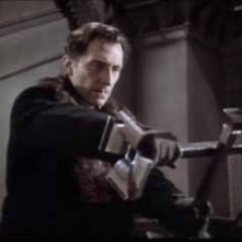 Peter Cushing è il Dott. Van Helsing in Dracula, il vampiro