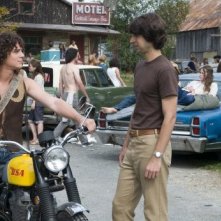 Demetri Martin Con Jonathan Groff In Una Scena Del Film Taking Woodstock Di Ang Lee 117064