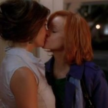 Desperate Housewives: il bacio tra Teri Hatcher e Swoosie Kurtz in una scena dell'episodio The Story of Lucy and Jessie