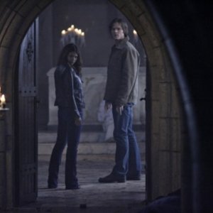 Jared Padalecki e Genevieve Cortese nell'episodio Lucifer Rising di Supernatural