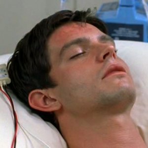 Jason Behr è Max Evans dopo un incidente nell'episodio 'Fratello di sangue' di Roswell