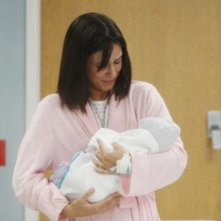 Jessica Lowndes con il figlio nell'episodio One Party Can Ruin Your Summer di 90210