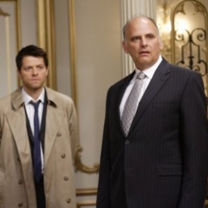 Kurt Fuller e Misha Collins nell'episodio Lucifer Rising di Supernatural