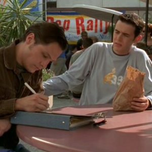 Kyle e Alex (Nick Wechsler e Colin Hanks) nell'episodio 'Fratello di sangue' di Roswell