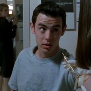 Liz preleva il sangue ad Alex (Colin Hanks) nell'episodio 'Fratello di sangue' di Roswell