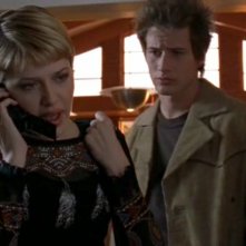 Maria (M.Delfino) al telefono con Michael (B.Fehr) alle spalle nell'episodio 'Fratello di sangue' di Roswell