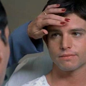 Max Evans (Jason Behr) all'ospedale nell'episodio 'Fratello di sangue' di Roswell