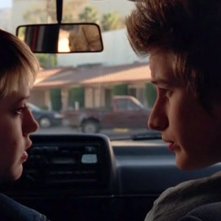 Michael e Maria (M. Delfino e B. Fehr) in auto nell'episodio 'Fratello di sangue' di Roswell