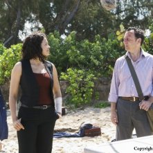 Michael Emerson e Zuleikha Robinson in una scena dell'episodio The Incident, finale della stagione 5 di Lost