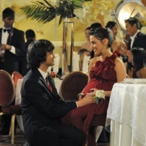 Michael Steger e Jessica Lowndes in una scena dell'episodio Zero Tolerance di 90210