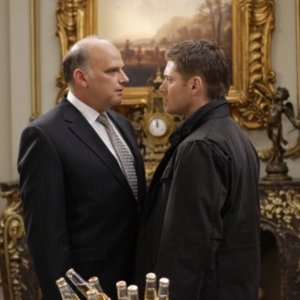 Un faccia a faccia tra Jensen Ackles e Kurt Fuller nell'episodio Lucifer Rising di Supernatural