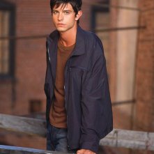 Jason Behr in una foto promozionale della second season di Roswell