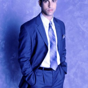 Uno scatto promozionale di Adam Rodriguez per Roswell