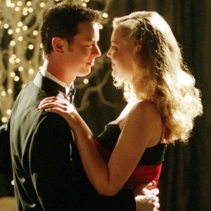 Alex(C. Hanks) balla con Isabel(K.Heigl) nel suo sogno nell'episodio 'Ondata di caldo' di Roswell