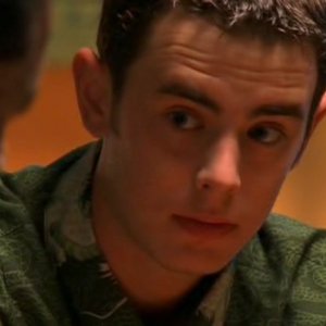 Alex (Colin Hanks) interrogato dallo sceriffo nell'episodio 'Ondata di caldo' di Roswell