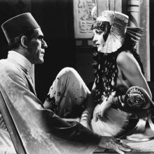 Boris Karloff e Zita Johann in una scena de La mummia