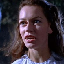 Carol Marsh in una scena di Dracula il vampiro